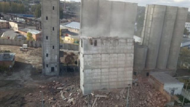 Фото новости: В Харькове взорвали здание. Город окутала оранжевая пыль Свежие новости: В Харькове взорвали здание. Город окутала оранжевая пыль