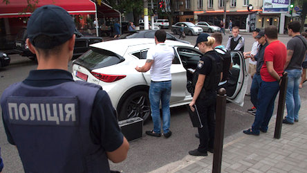 Свежие новости: ВИДЕО. Стрельба в Днепре: наркоман выскочил на Infiniti и атаковал водителя