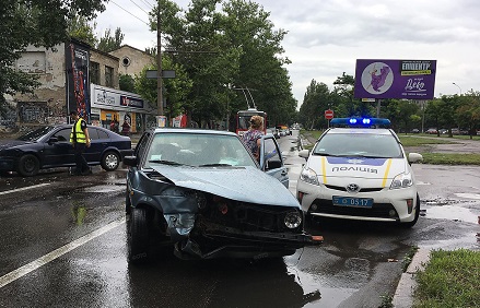 Свежие новости: В центре Николаева столкнулись «Volkswagen» и «Skoda» – медики госпитализировали беременную пассажирку