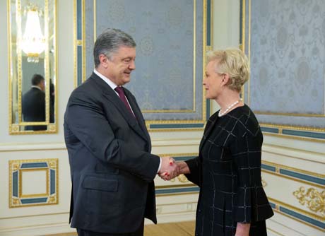 Свежие новости: Порошенко 1 апреля пообещал вдове Маккейна назвать улицу Киева именем покойного сенатора