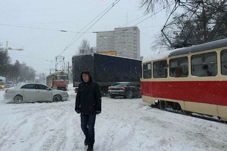 Свежие новости: Chevrolet і фура не поділили дорогу, паралізувавши рух трамваїв