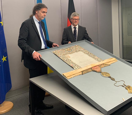 Свежие новости: Германия вернула Украине похищенную нацистами древнюю грамоту Петра I