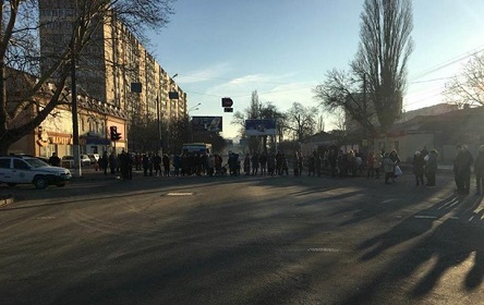 Свежие новости: Жители Одессы перекрыли улицу из-за отключения отопления