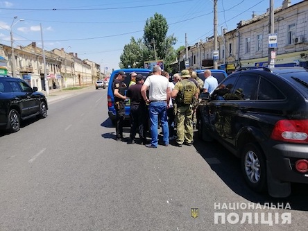 Свежие новости: В Одессе неизвестный взял в заложники сотрудницу финучреждения