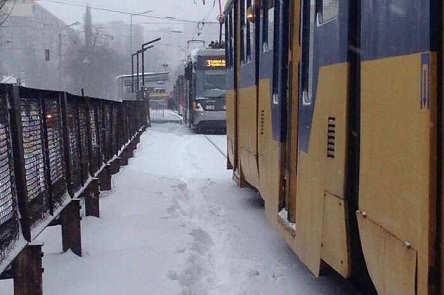 Свежие новости: Лінія швидкісного трамвая зупинилася: пасажири йдуть пішки