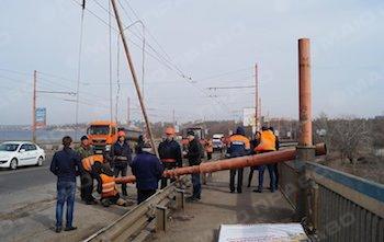 Свежие новости: ВИДЕО: На Ингульском мосту в Николаеве упала троллейбусная опора