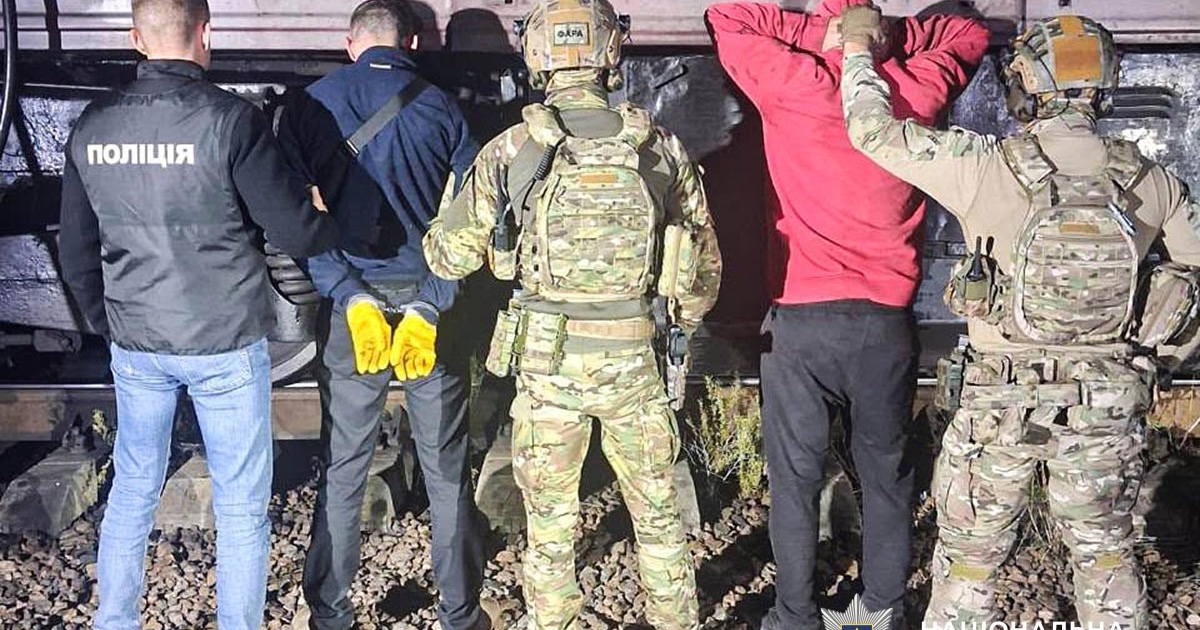 Фото новини: Машиніста Укрзалізниці з Вознесенська підозрюють у зливі дизпалива Свіжі новини: Машиніста Укрзалізниці з Вознесенська підозрюють у зливі дизпалива
