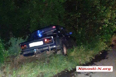 Свежие новости: В Николаеве из-за брошенной на дороге покрышки ВАЗ слетел с дороги и врезался в дерево