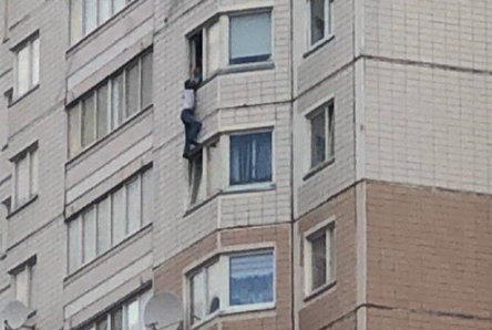 Свежие новости: ВИДЕО: Москвич выпал из окна на 15 этаже – полицейские составили на него протокол за нарушение самоизоляции