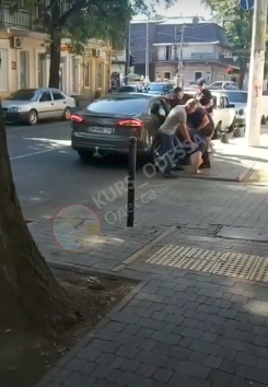 Свежие новости: ВИДЕО «Я умоляю!»: В центре Одессы группа неизвестных затолкала в машину умоляющего отпустить его мужчину