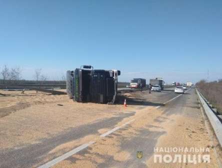 Свежие новости: На трассе Одесса-Киев перевернулся зерновоз