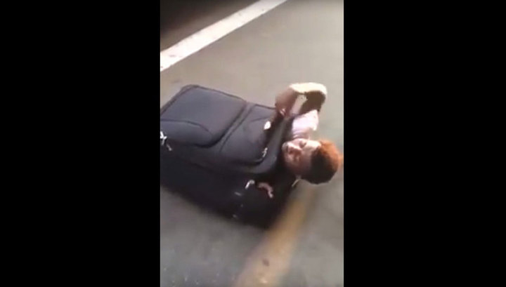 Фото новости: Нелегал из Африки приехал в Швейцарию в чемодане (видео) Свежие новости: Нелегал из Африки приехал в Швейцарию в чемодане (видео)