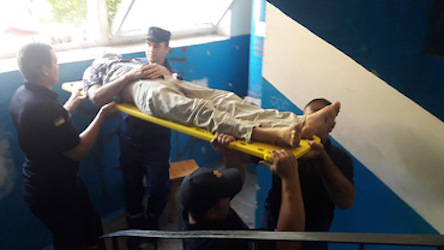 Свежие новости: В Южноукраинске спасатели через окно лестничной клетки достали мужчину, который упал на навес подъезда