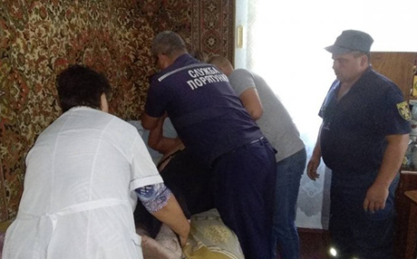 Свежие новости: На Николаевщине спасатели помогли медикам доставить больного мужчину домой