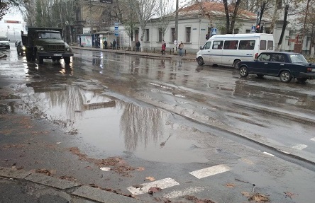 Свежие новости: ВИДЕО: В Николаеве по улице Пушкинской «плавают» автомобили