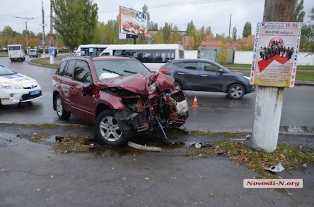Свежие новости: В Николаеве Suzuki врезался в столб