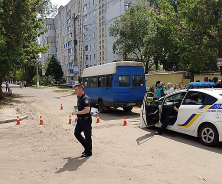 Фото новости: В Николаеве «маршрутка» сбила насмерть женщину Свежие новости: В Николаеве «маршрутка» сбила насмерть женщину
