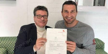 Свежие новости: Владимир Кличко показал новогодний подарок от промоутера