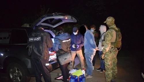 Фото новости: Под Николаевом полиция задержала подозреваемых в разбойном нападении Свежие новости: Под Николаевом полиция задержала подозреваемых в разбойном нападении