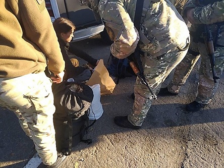 Свежие новости: Нацкорпус пытался прорваться через блокпост в Золотое, где планируется отвод войск - произошли столкновения с полицией