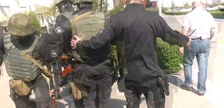 Свежие новости: Появилось видео, как в николаевском порту «Ника-Тера» спецназовцы выбивают ворота кувалдой