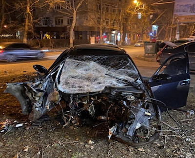 Свежие новости: В Одессе BMW влетел в столб и загорелся