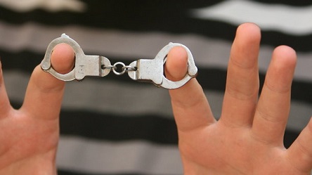 Свежие новости: В Киеве мужчина избил полицейского при исполнении