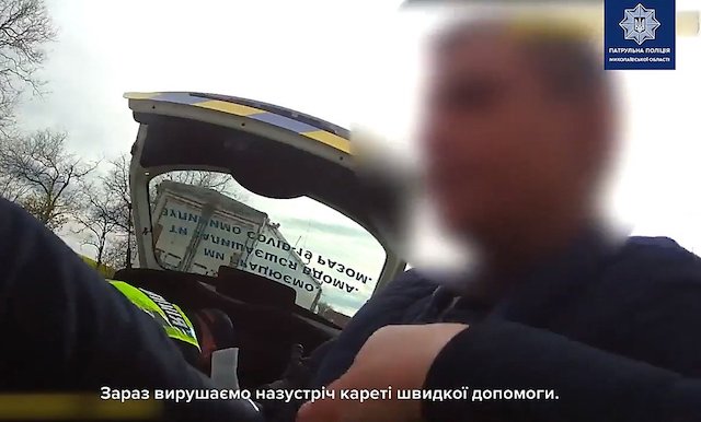 Свежие новости: На Николаевщине патрульные помогли мужчине, который поранил руку и рисковал потерять много крови