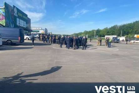 Свежие новости: Титушки на БТР и запуганные фермеры: в Киеве рейдеры захватывают рынок