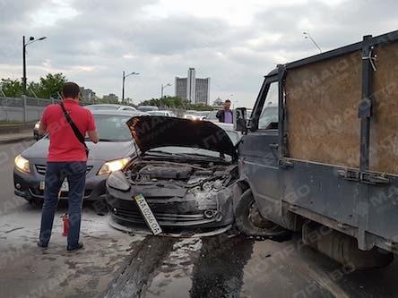 Свежие новости: В Киеве водитель уснул за рулем и протаранил четыре авто