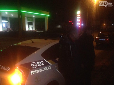 Свежие новости: В Николаеве мужчина, увидев патрульных, выбросил в траву два свертка с неизвестным порошком