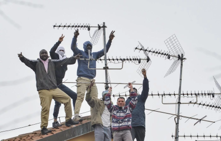 Свежие новости: В тюрьмах Италии из-за коронавируса произошли беспорядки, погибли шесть человек