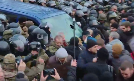 Свежие новости: Появилось видео задержания и вывоза Саакашвили