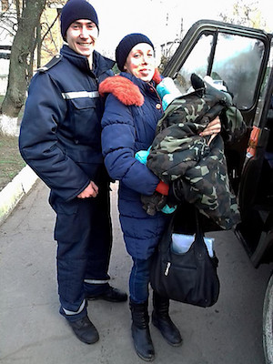 Свежие новости: Николаевские спасатели вытащили увязшую в грязи машину, в которой ехала семья с ребенком