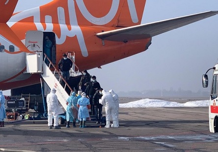 Свежие новости: В Харьков из Уханя прилетели 94 человека: их оформили пограничники