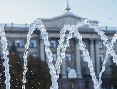 Свежие новости: В Николаеве подростки купались в фонтане, а после пошли сушиться к Вечному огню