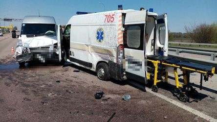 Свежие новости: ФОТО: водитель скорой помощи устроил ДТП