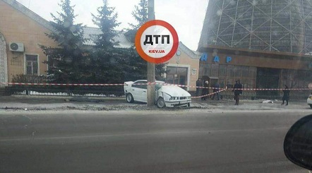 Свежие новости: В Киеве авто врезалось в столб: есть погибший