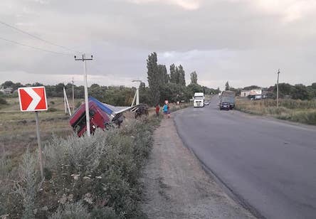 Свежие новости: Под Новой Одессой из-за ям фура вылетела в кювет и перевернулась
