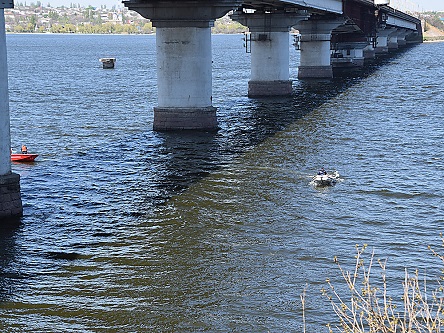 Фото новости: В Николаеве патрульный до приезда спасателей вытащил из воды девушку, которая спрыгнула с Варваровского моста Свежие новости: В Николаеве патрульный до приезда спасателей вытащил из воды девушку, которая спрыгнула с Варваровского моста