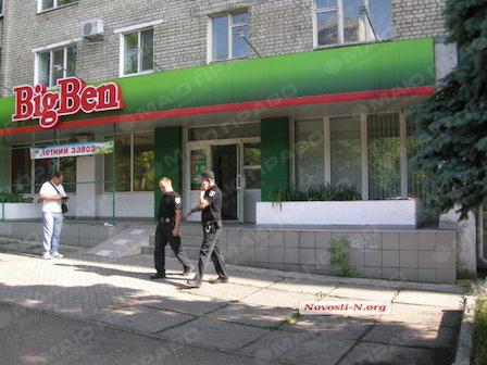 Фото новости: ВИДЕО: В Николаеве произошло вооруженное нападение на валютчика - нападавшие задержаны Свежие новости: ВИДЕО: В Николаеве произошло вооруженное нападение на валютчика - нападавшие задержаны