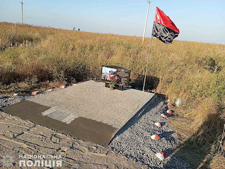 Свежие новости: Миколаївська поліція шукає вандалів, які пошкодили пам’ятник українським воїнам, та свідків злочину