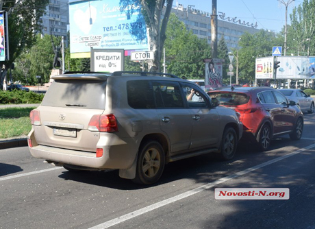 Фото новости: В центре Николаева столкнулись «Киа» и «Тойота» Свежие новости: В центре Николаева столкнулись «Киа» и «Тойота»