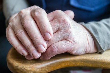 Свежие новости: В Снигиревке  спасатели открыли дверь квартиры, в которой находилась больная женщина