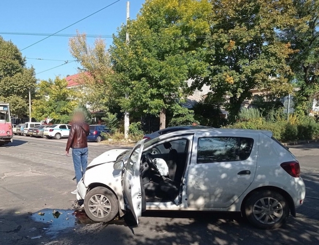Фото новости: В центре Николаева столкнулись Peugeot и Renault — пострадал ребенок Свежие новости: В центре Николаева столкнулись Peugeot и Renault — пострадал ребенок