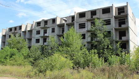 Свежие новости: Біля стадіону Зеленого Гаю діти граються в закинутому недобудованому багатоповерховому будинку