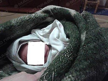 Фото новости: ВИДЕО: В Николаевской области женщина завернула младенца в простыню и оставила в подъезде Свежие новости: ВИДЕО: В Николаевской области женщина завернула младенца в простыню и оставила в подъезде