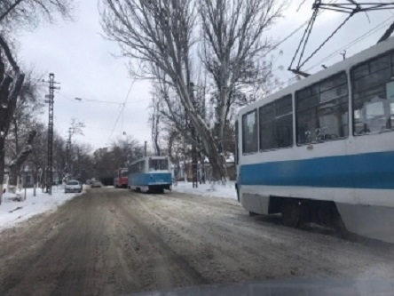Свежие новости: В Николаеве КИА врезалась в КАМАЗ — остановилось движение трамваев