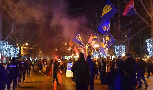 Свежие новости: В Николаеве националисты прошлись колонной с факелами в память о бое под Крутами