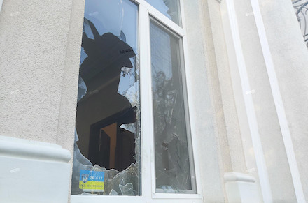 Свежие новости: В Николаеве в юридическую фирму бросили «коктейли Молотова»